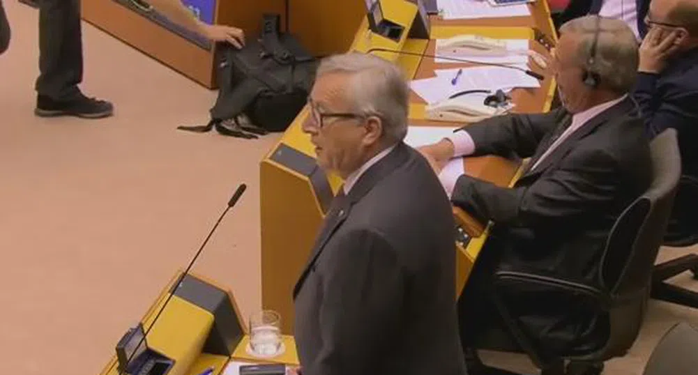 Юнкер се подигра с Найджъл Фарадж пред целия европарламент