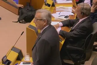Юнкер се подигра с Найджъл Фарадж пред целия европарламент