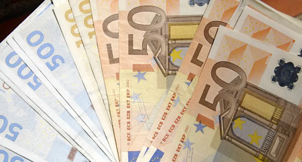 Гърци изнасят милиони евро в чужбина и после декларират ниски доходи