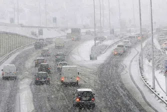 Силен сняг усложнява обстановката в Североизточна България