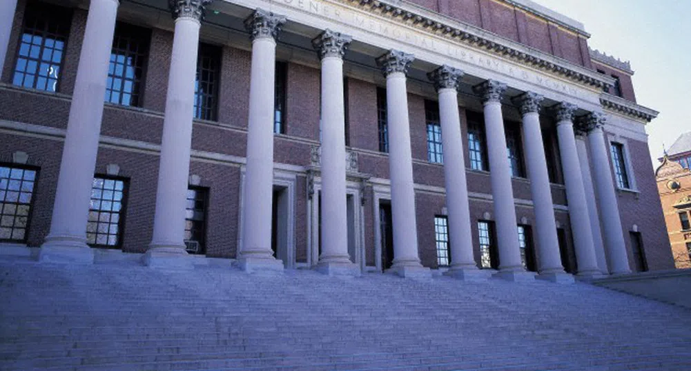 13% от дипломиращите се от Харвард правили секс в библиотеката