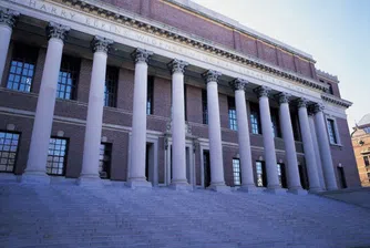 13% от дипломиращите се от Харвард правили секс в библиотеката