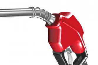 Защо петролът пада, а бензинът не толкова?