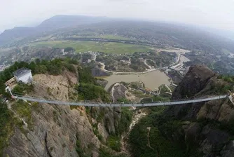 300-метров ужасяващ висящ мост от стъкло откриха в Китай