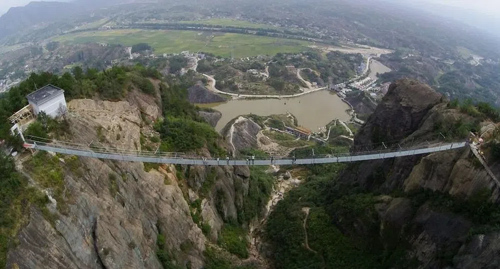 300-метров ужасяващ висящ мост от стъкло откриха в Китай