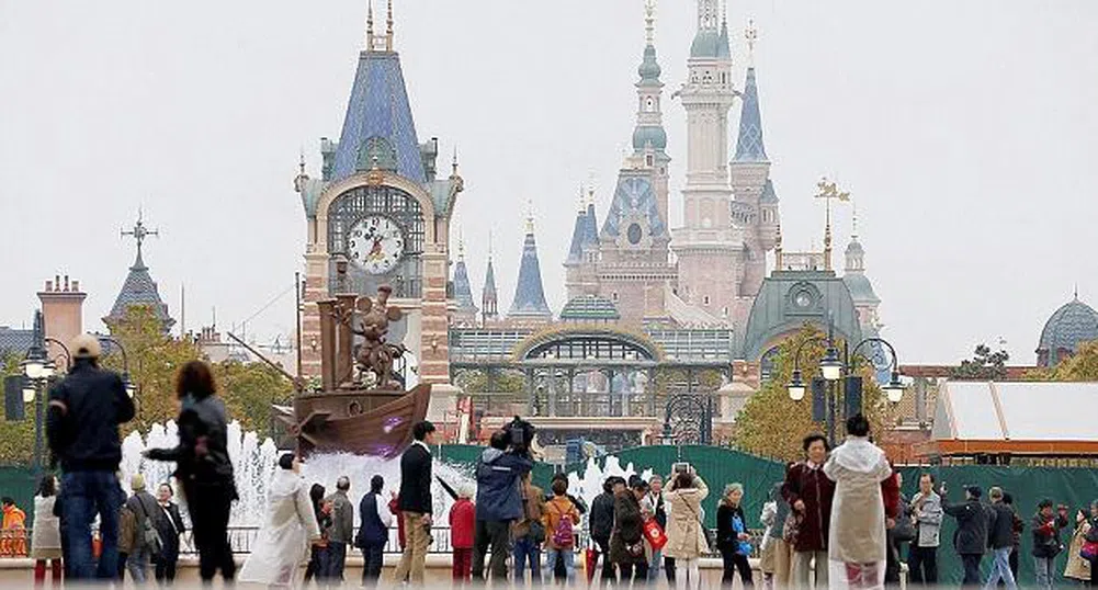 Disney в Шанхай не е отворил, а вече е затрупан с боклук
