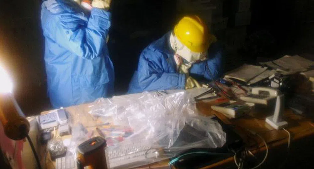 Работниците вътре в АЕЦ Фукушима - първи снимки