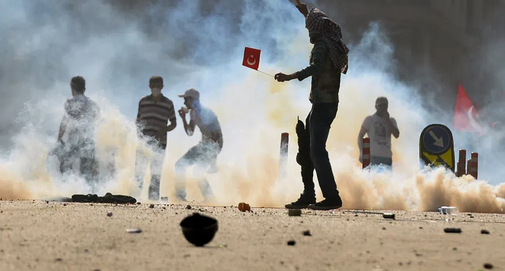 Трета нощ сблъсъци между полиция и демонтранти в Турция