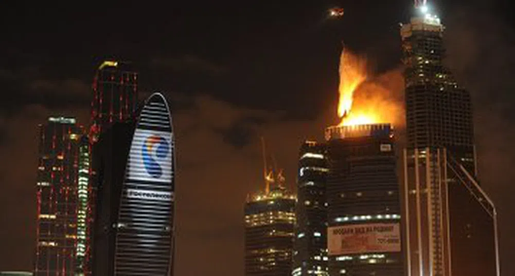 Огромен пожар избухна в небостъргач в Москва