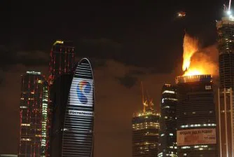 Огромен пожар избухна в небостъргач в Москва