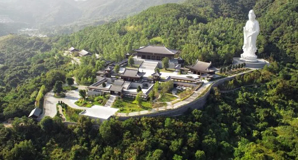 Най-богатият азиатец построи манастир с бронирани ВИП стаи
