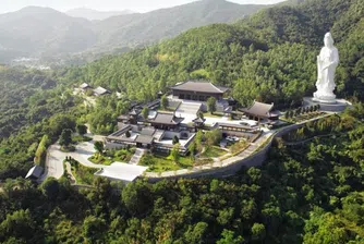 Най-богатият азиатец построи манастир с бронирани ВИП стаи