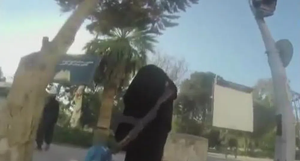 Жена засне със скрита камера живота в Ислямска държава (видео)