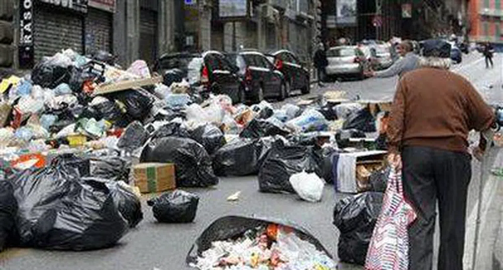 Неапол е зарит от 2400 тона боклук заради стачка