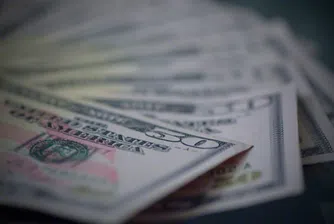 Доларът поскъпва в началото на седмицата преди срещата на Фед