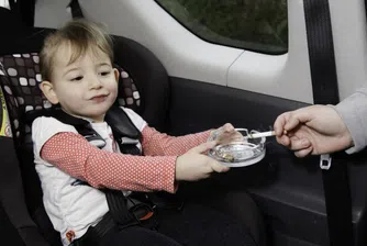 В Англия вече глобяват, ако пушите с дете в колата