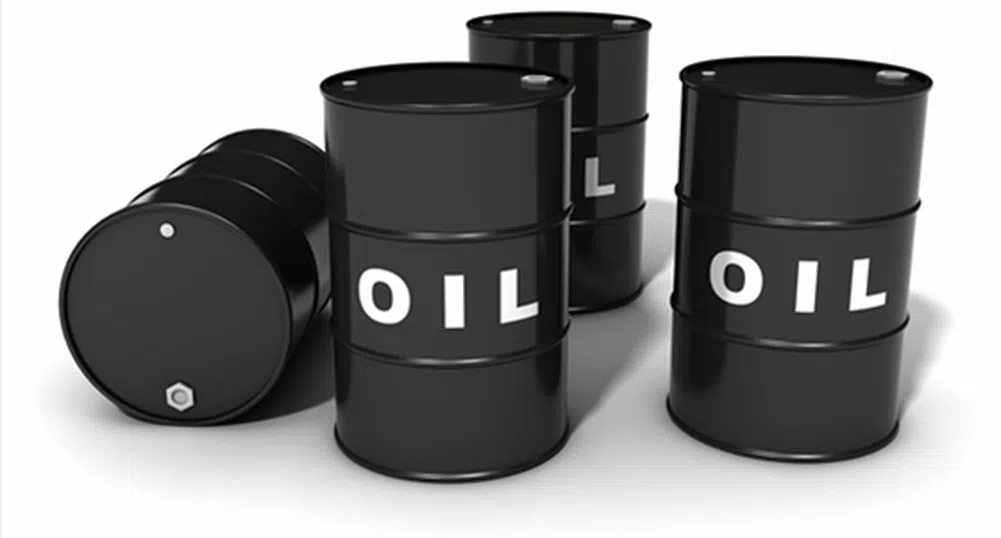 Петролът губи близо 4% след споразумението с Иран