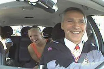 Норвежкият премиер кара такси
