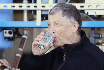 Бил Гейтс пие вода, направена от изпражнения (видео)