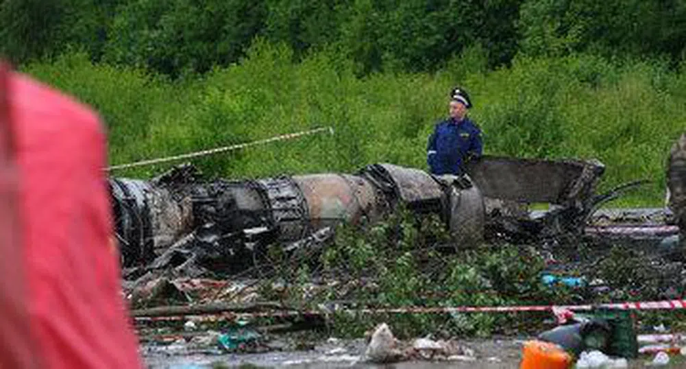 Самолет се разби върху автомобилно шосе в Русия