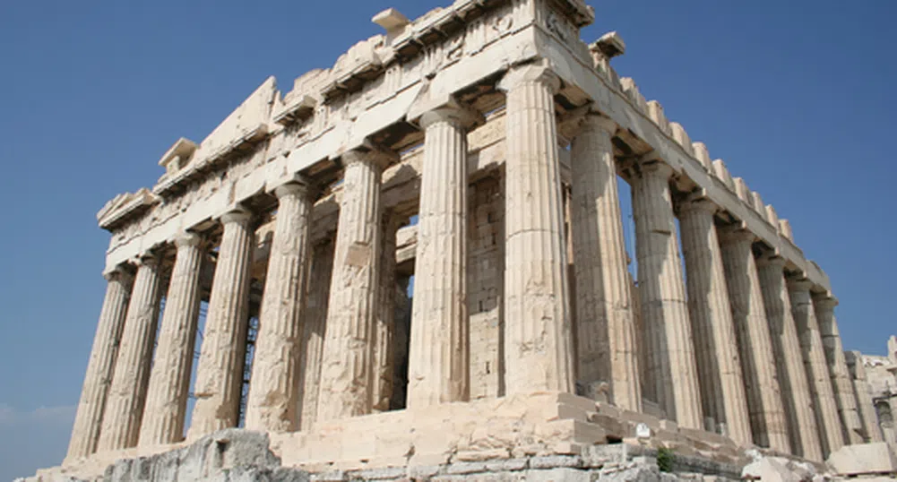 Банков служител скочи от Акропола в Атина
