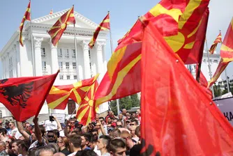 Водни оръдия и сълзотворен газ на протестите в Скопие