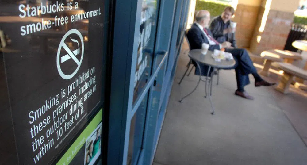 Starbucks забрани пушенето в радиус от 7 метра от кафенетата си