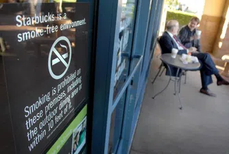 Starbucks забрани пушенето в радиус от 7 метра от кафенетата си