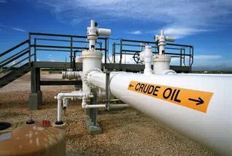 Петролът се оттласна от петгодишното си дъно