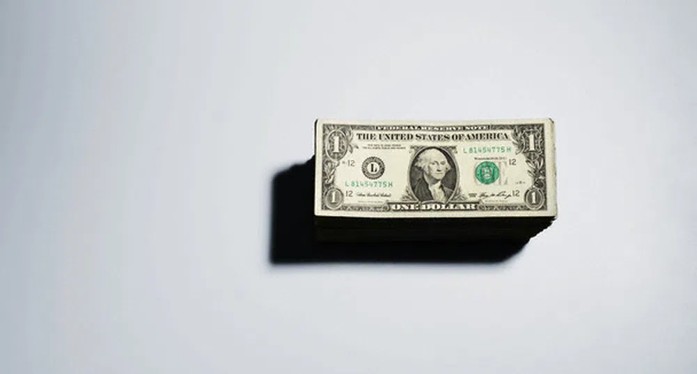 Доларът запазва позициите си спрямо суровинните валути