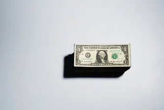 Доларът запазва позициите си спрямо суровинните валути