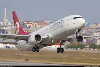 Турски самолет успя да се приземи, след като бе ударен от мълния