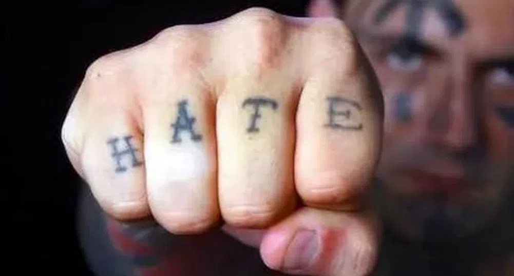 Член на банда си прави 25 операции за махане на лицеви татуировки
