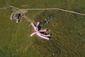 60-метров розов заек бавно умира на италианските хълмове