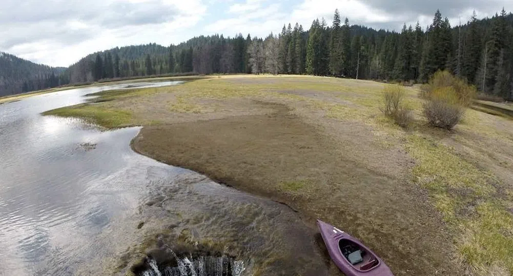 Това Изгубено езеро всяка година изчезва в огромна дупка