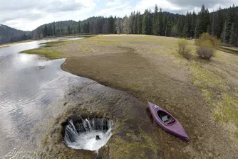 Това Изгубено езеро всяка година изчезва в огромна дупка