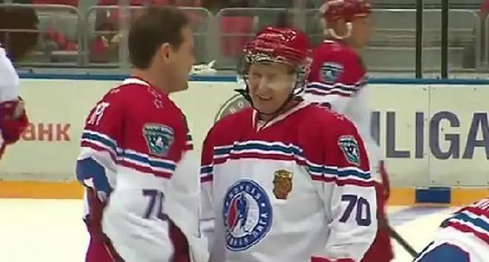 Путин вкара осем гола в демонстративен мач по хокей