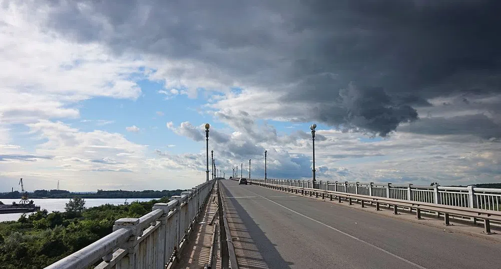 Спират временно движението по Дунав мост