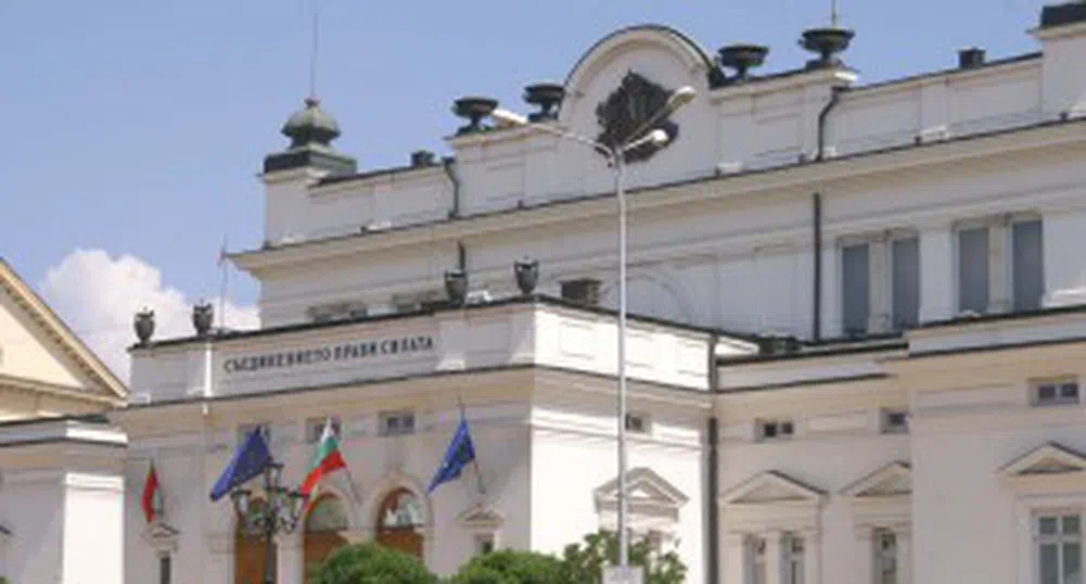 Депутатите гласуват оставката на Миков и вота на недоверие