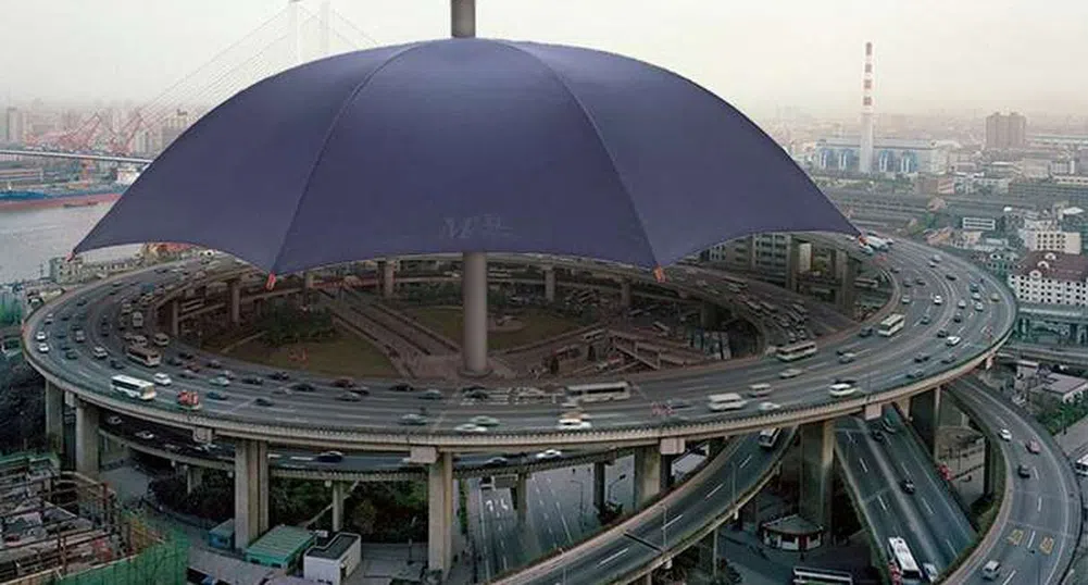 Най-големият чадър в света пази огромно кръстовище от дъжд