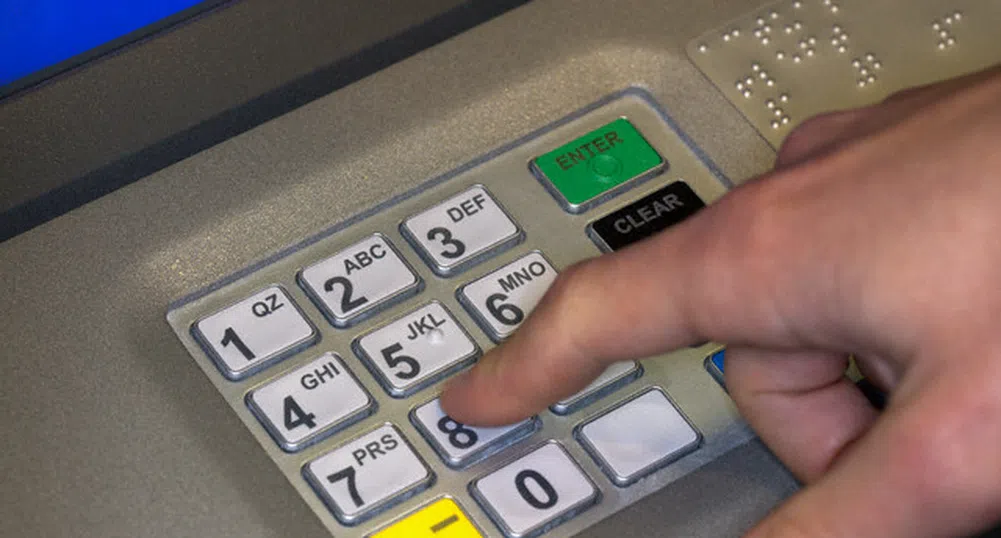 Колко плащаме при теглене на пари от банкомат