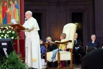 Дете, седнало на стола на папата, хит в интернет