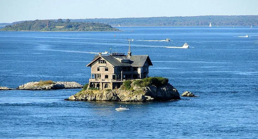 Невероятна еко къща стърчи върху парче скала в океана