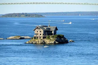 Невероятна еко къща стърчи върху парче скала в океана
