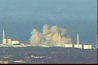 Черен дим се издига от АЕЦ Фукушима