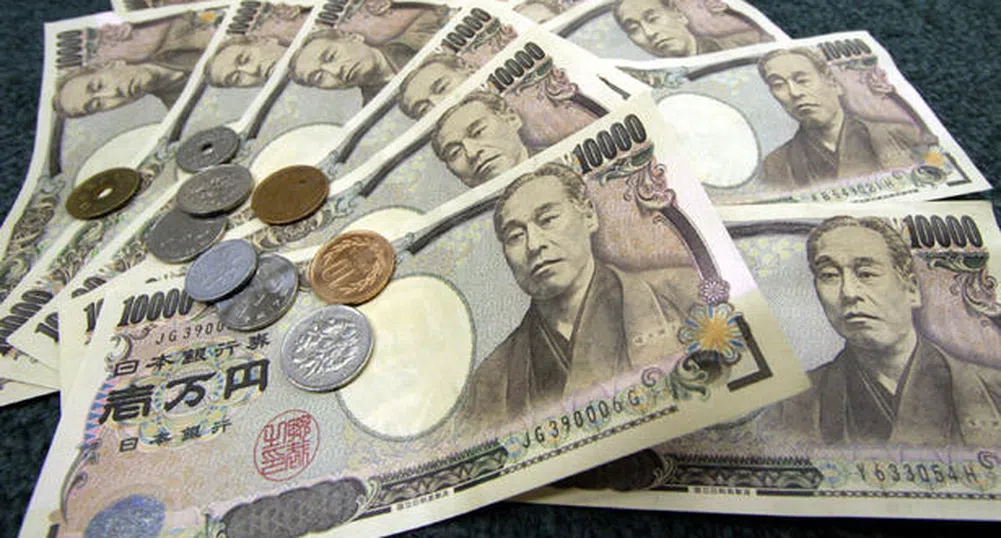 П. Кръстев: Проблеми за йената след решението да се купува евро дълг