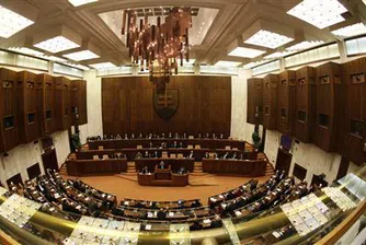 Словашки депутати на гол протест срещу депутатския имунитет