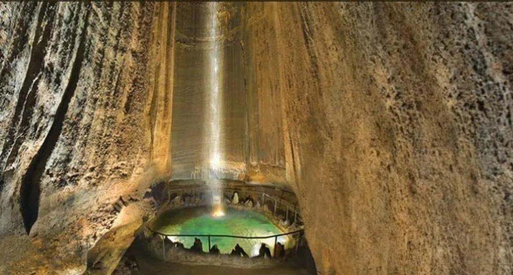 Подземният водопад Руби фолс
