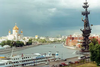 Военни самолети гонят облаците над Москва за Деня на Русия