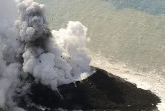 Вижте как се ражда нов остров от вулканично изригване (видео)
